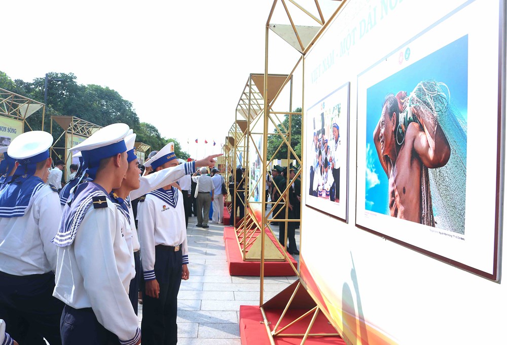 Khai mạc Triển lãm ảnh “Việt Nam - Một dải non sông” và “Thành phố Hồ Chí Minh vang mãi khúc khải hoàn” - ảnh 16