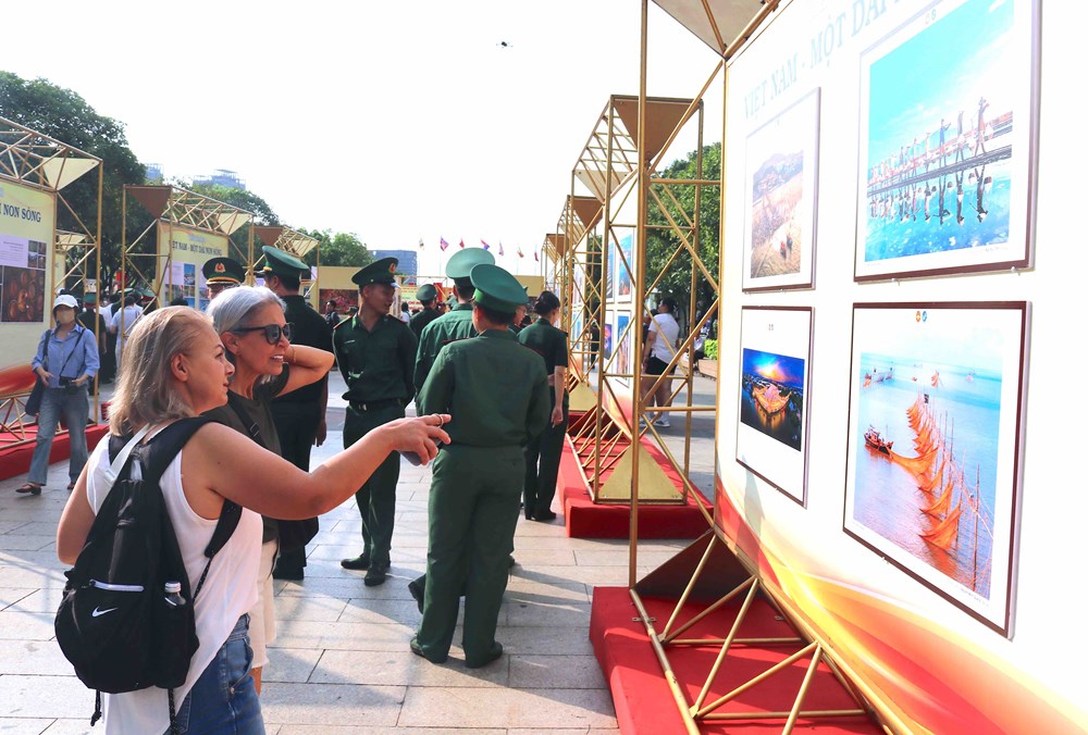 Khai mạc Triển lãm ảnh “Việt Nam - Một dải non sông” và “Thành phố Hồ Chí Minh vang mãi khúc khải hoàn” - ảnh 13