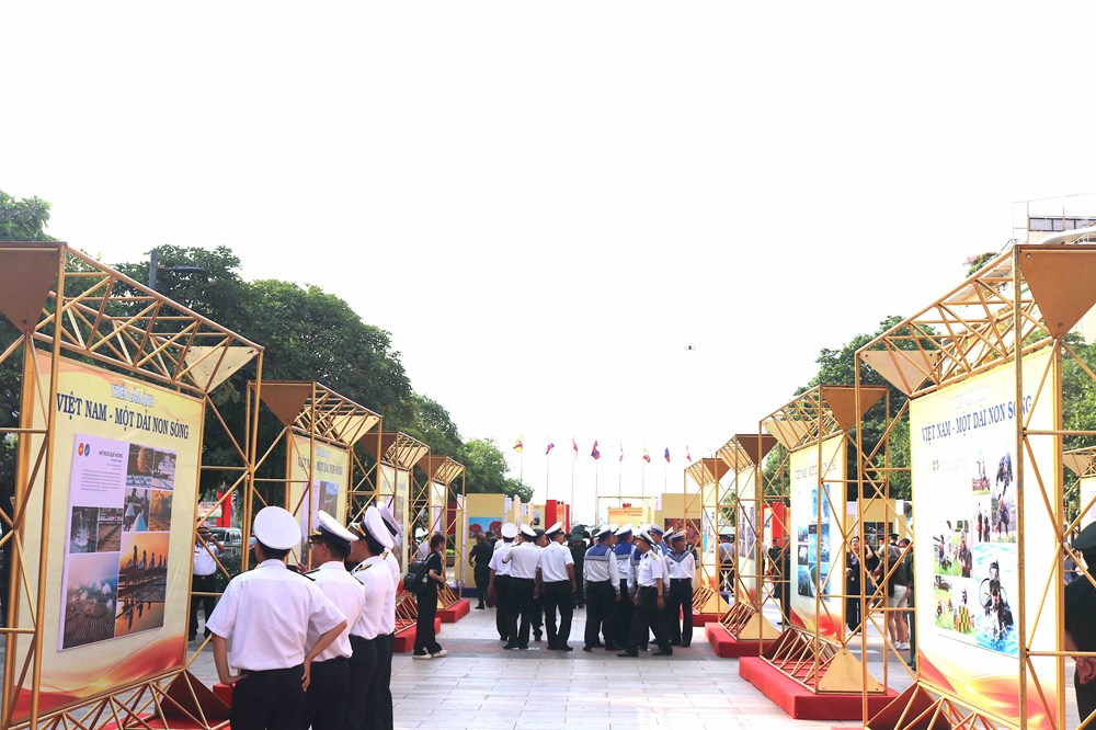 Khai mạc Triển lãm ảnh “Việt Nam - Một dải non sông” và “Thành phố Hồ Chí Minh vang mãi khúc khải hoàn” - ảnh 7