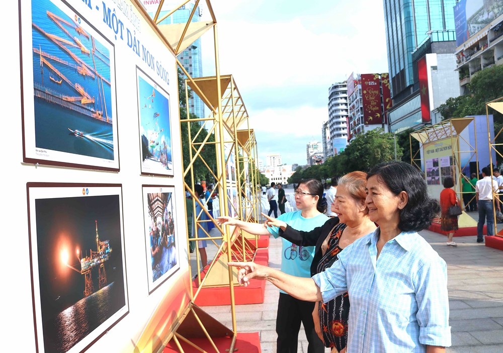 Khai mạc Triển lãm ảnh “Việt Nam - Một dải non sông” và “Thành phố Hồ Chí Minh vang mãi khúc khải hoàn” - ảnh 11