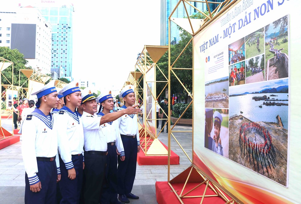 Khai mạc Triển lãm ảnh “Việt Nam - Một dải non sông” và “Thành phố Hồ Chí Minh vang mãi khúc khải hoàn” - ảnh 17