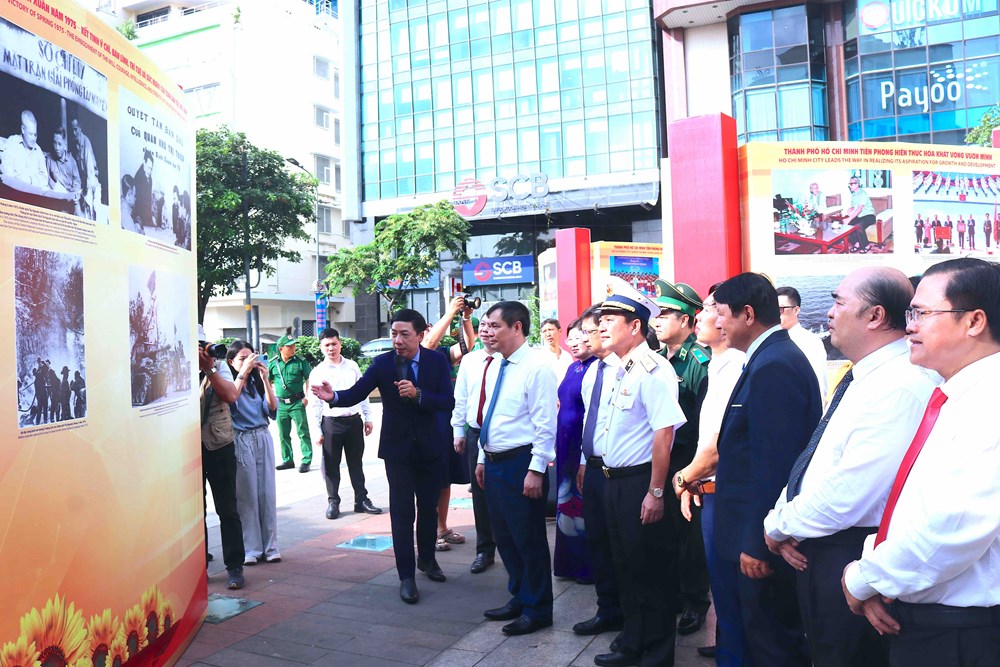 Khai mạc Triển lãm ảnh “Việt Nam - Một dải non sông” và “Thành phố Hồ Chí Minh vang mãi khúc khải hoàn” - ảnh 5