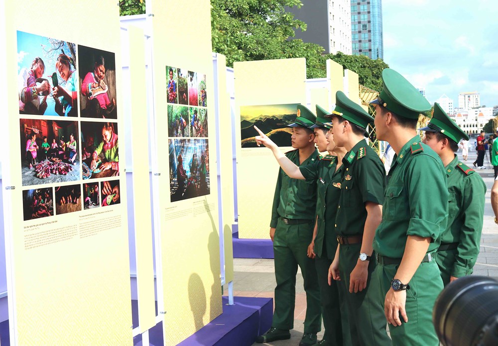 Khai mạc Triển lãm ảnh “Việt Nam - Một dải non sông” và “Thành phố Hồ Chí Minh vang mãi khúc khải hoàn” - ảnh 14