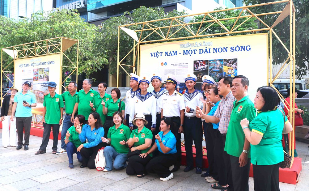 Khai mạc Triển lãm ảnh “Việt Nam - Một dải non sông” và “Thành phố Hồ Chí Minh vang mãi khúc khải hoàn” - ảnh 19