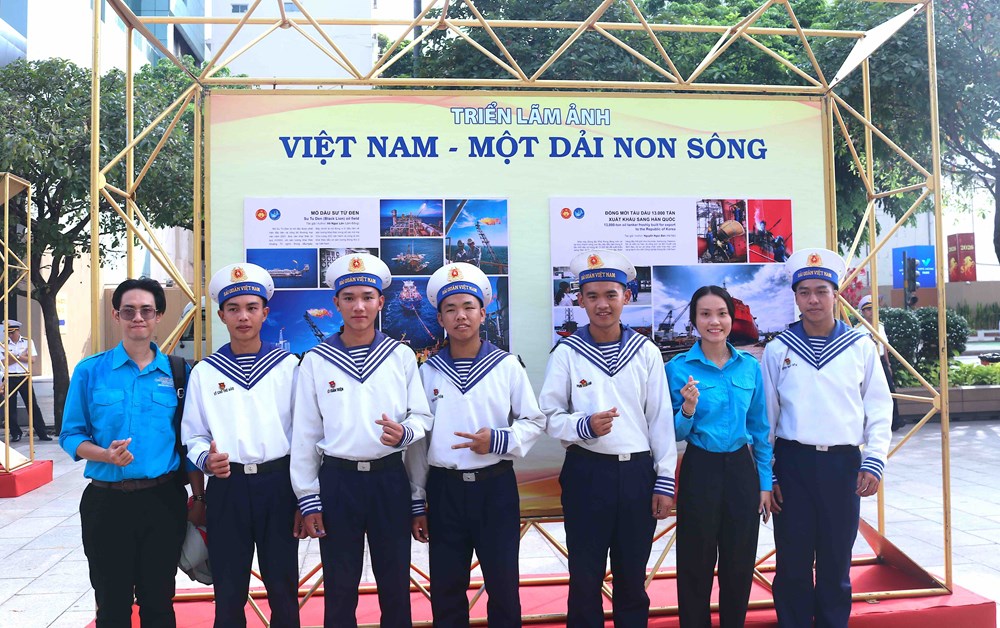 Khai mạc Triển lãm ảnh “Việt Nam - Một dải non sông” và “Thành phố Hồ Chí Minh vang mãi khúc khải hoàn” - ảnh 18