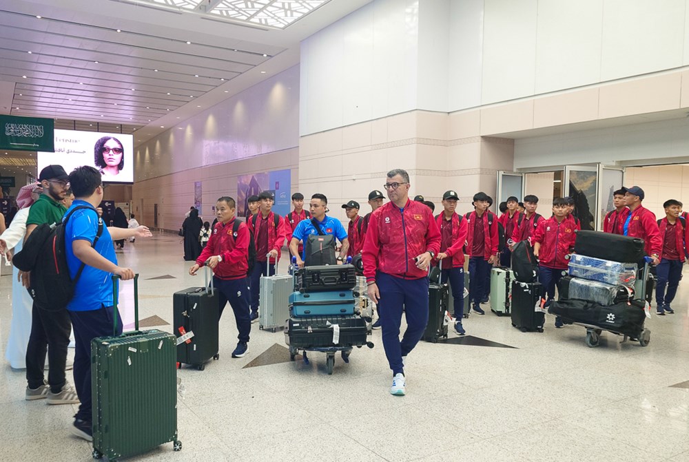 Thầy trò HLV Cristiano Roland đã đến Saudi Arabia, sẵn sàng cho VCK U17 châu Á 2026 - ảnh 1