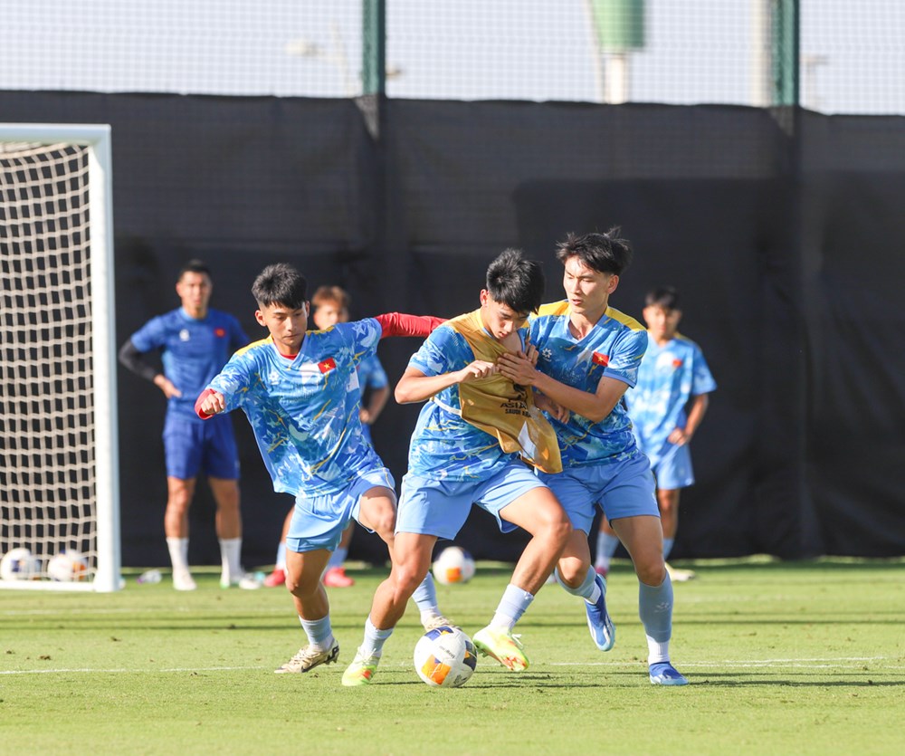 U17 Việt Nam tập buổi đầu tiên tại Saudi Arabia, chuẩn bị cho VCK U17 châu Á 2026 - ảnh 2