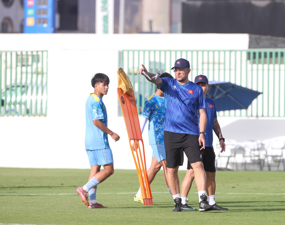 HLV Cristiano Roland: U17 Việt Nam sẵn sàng cho trận ra quân gặp U17 Yemen - ảnh 1