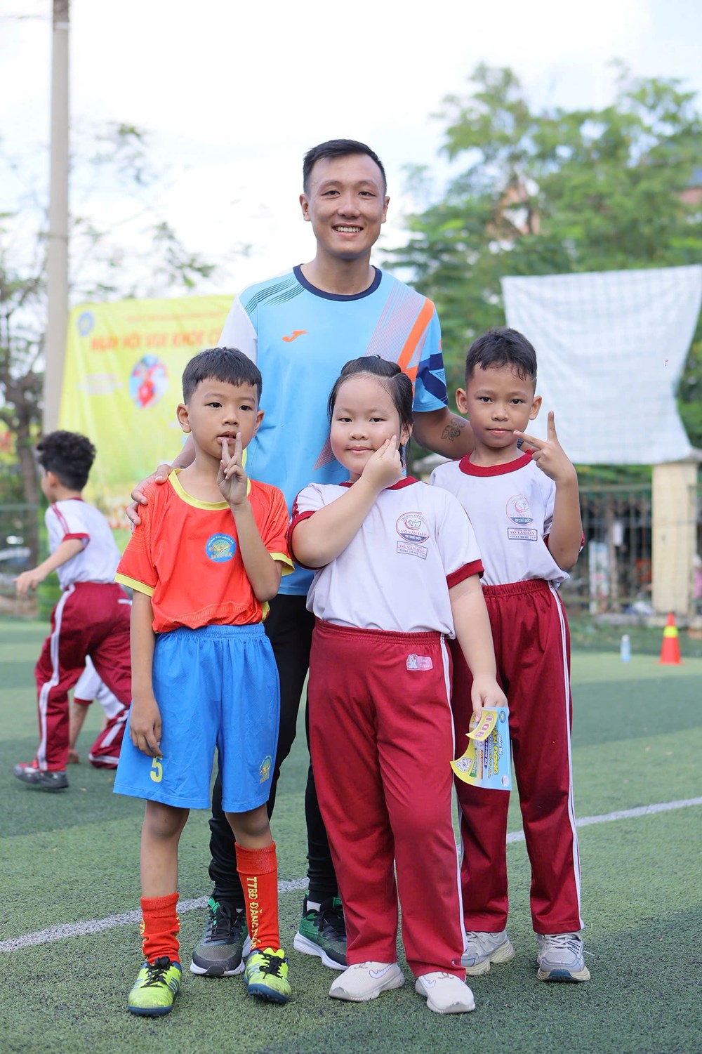 “Người hùng” futsal Việt Nam Nguyễn Minh Trí truyền cảm hứng cho các cầu thủ nhí - ảnh 1