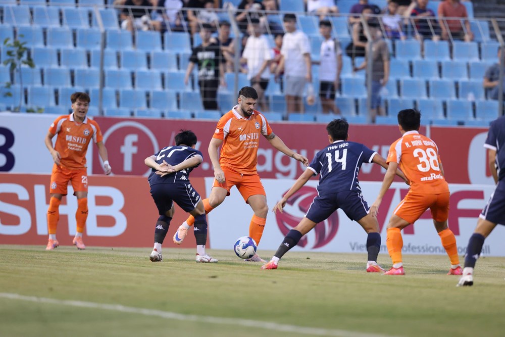 Khó lường cuộc đua trụ hạng V.League 2025/26 - ảnh 1