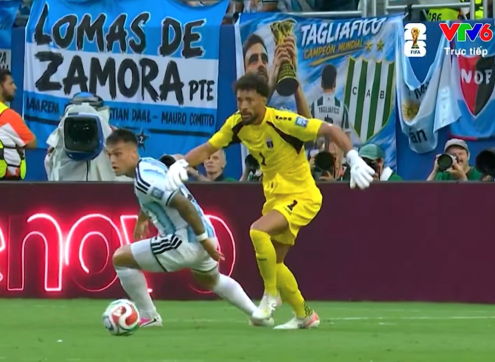 Ngả mũ trước Vozinha - “người gác đền” khiến Messi vất vả - ảnh 1