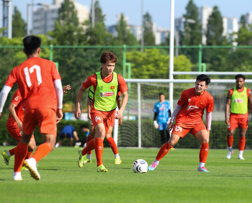 Tuyển Việt Nam tăng tốc, hoàn thiện chiến thuật trước màn thử sức với Gangwon FC - ảnh 1