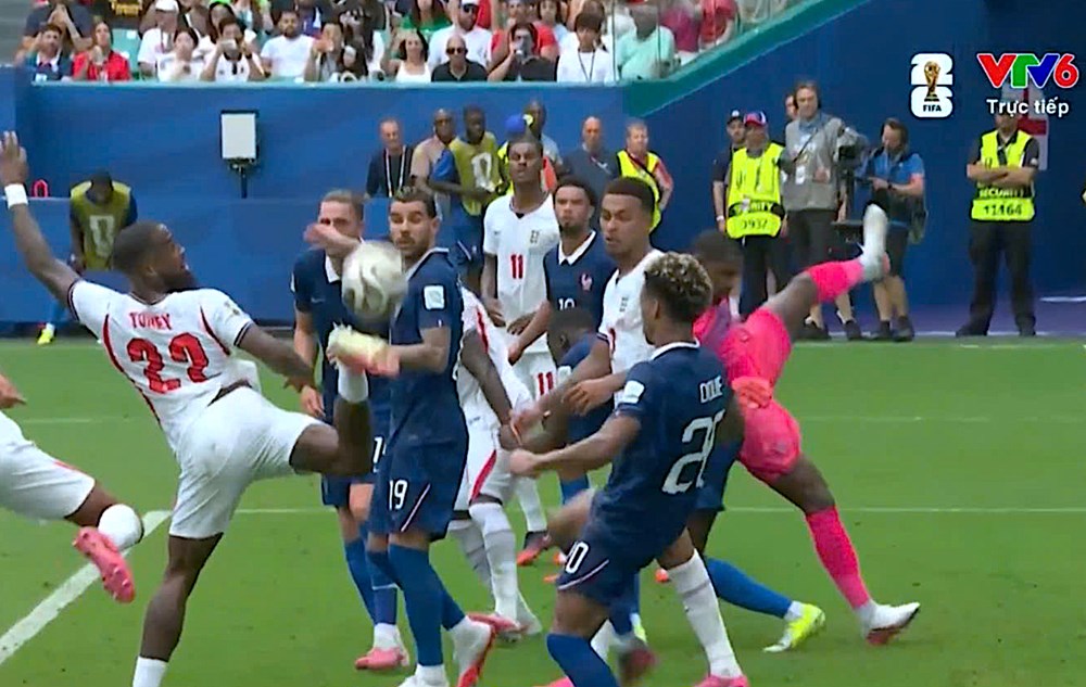 Tuyển Anh đánh bại Pháp trong trận tranh hạng ba điên rồ nhất lịch sử World Cup - ảnh 1