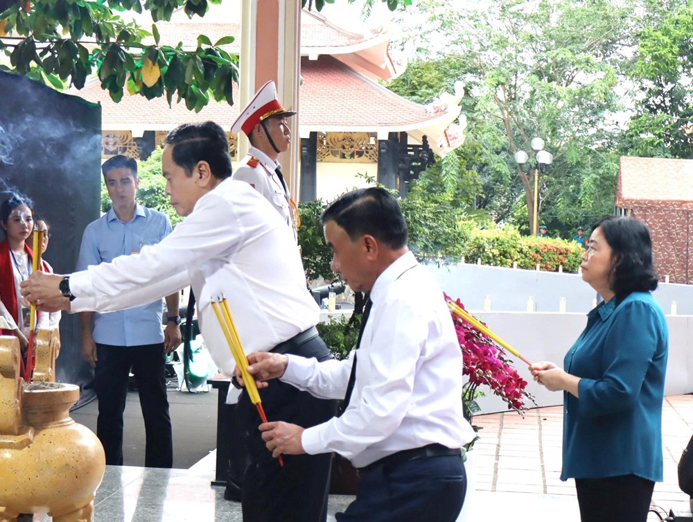 Chủ tịch Quốc hội Trần Thanh Mẫn dâng hương tri ân các Anh hùng liệt sĩ tại Công viên Lê Thị Riêng - ảnh 1