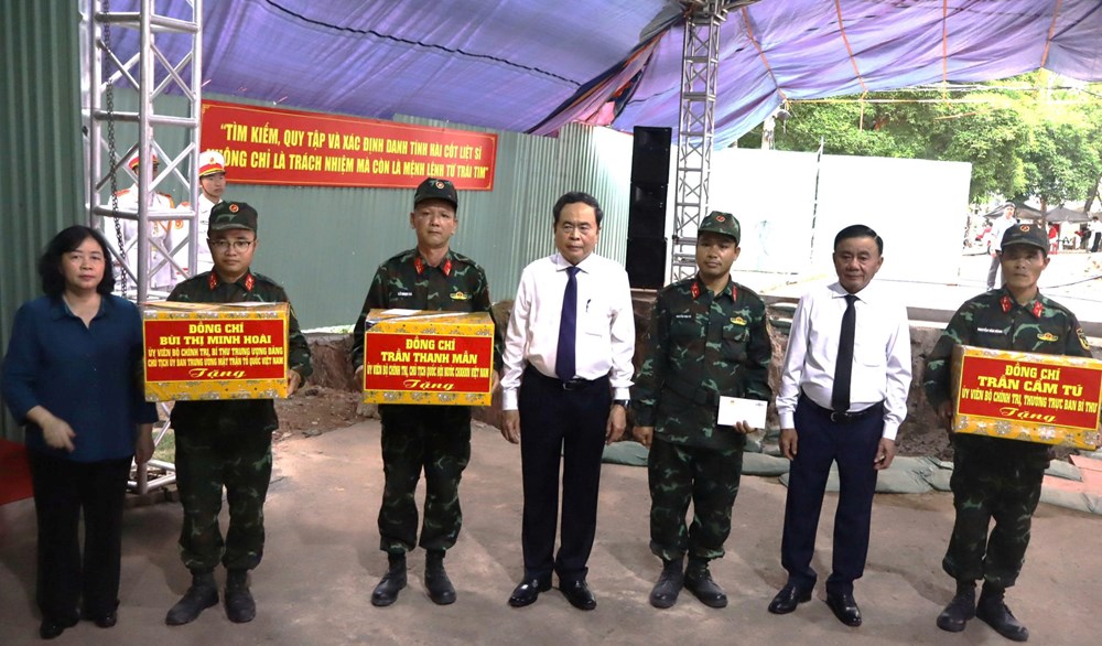 Chủ tịch Quốc hội Trần Thanh Mẫn dâng hương tri ân các Anh hùng liệt sĩ tại Công viên Lê Thị Riêng - ảnh 2