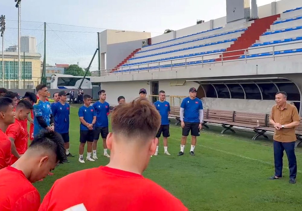 Lãnh đạo VFF động viên đội tuyển Việt Nam trước trận gặp Singapore - ảnh 1