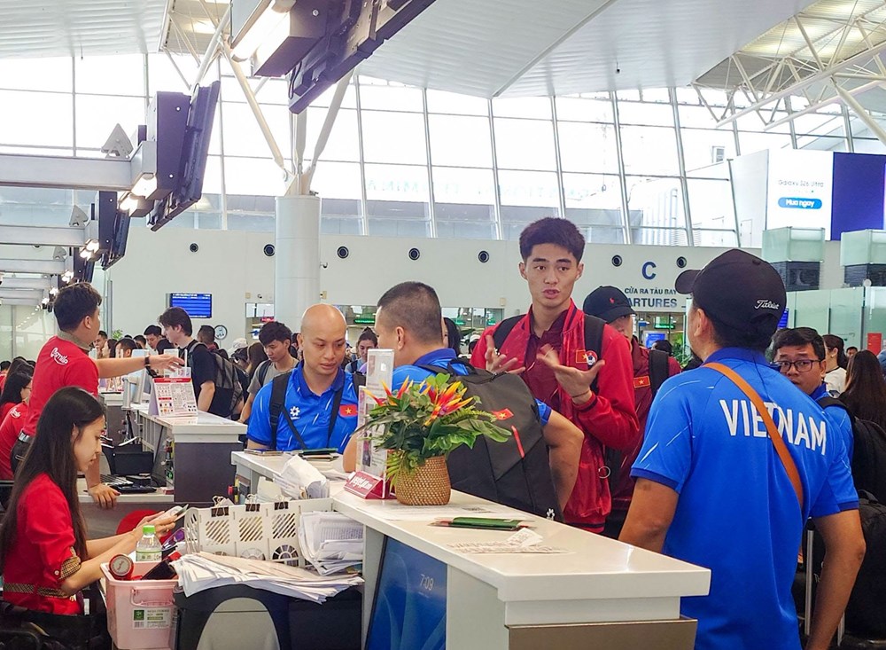 Đội tuyển Việt Nam lên đường sang Indonesia, chuẩn bị cho trận đấu then chốt - ảnh 1