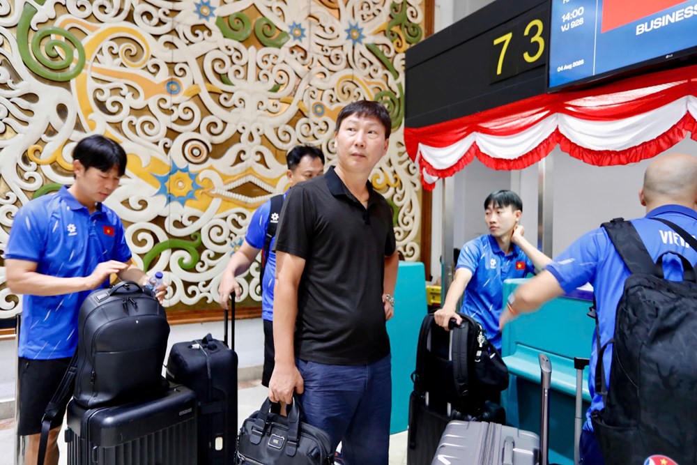 Đội tuyển Việt Nam về nước sau chiến thắng trên sân của Indonesia - ảnh 1