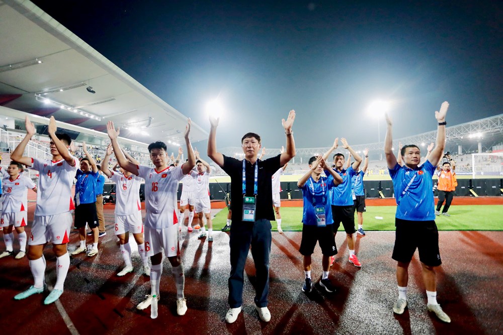 HLV Kim Sang-sik chưa hài lòng dù tuyển Việt Nam thắng Malaysia 2-0 - ảnh 2