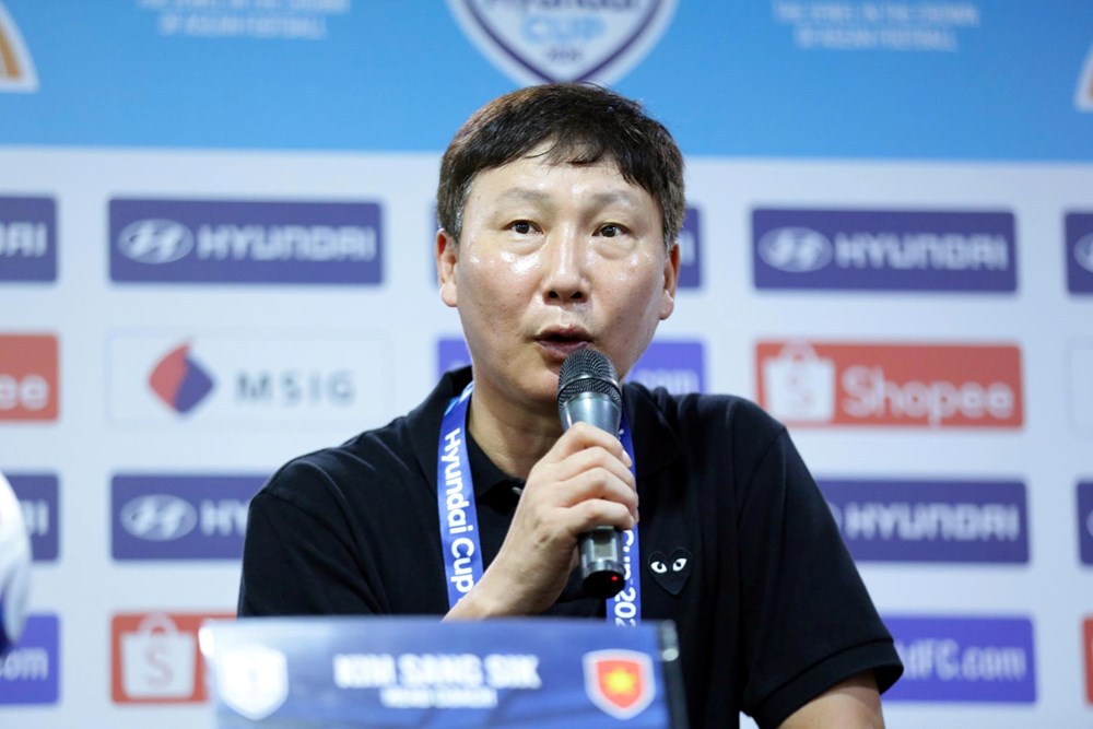 HLV Kim Sang-sik chưa hài lòng dù tuyển Việt Nam thắng Malaysia 2-0 - ảnh 1