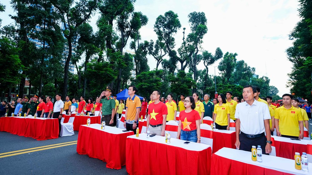 TP.HCM: Hơn 6.000 người đi bộ đồng hành “Cùng Việt Nam tiến bước” - ảnh 1