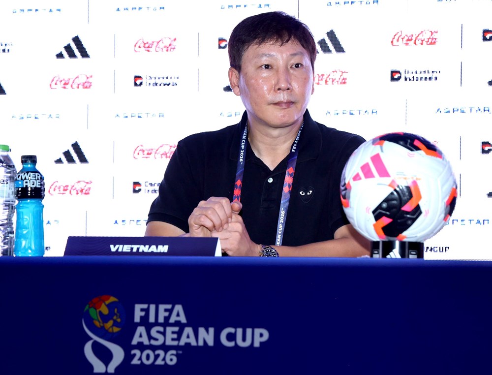 Thua Thái Lan, HLV Kim Sang-sik tiếc vì không có Xuân Son trên sân - ảnh 1