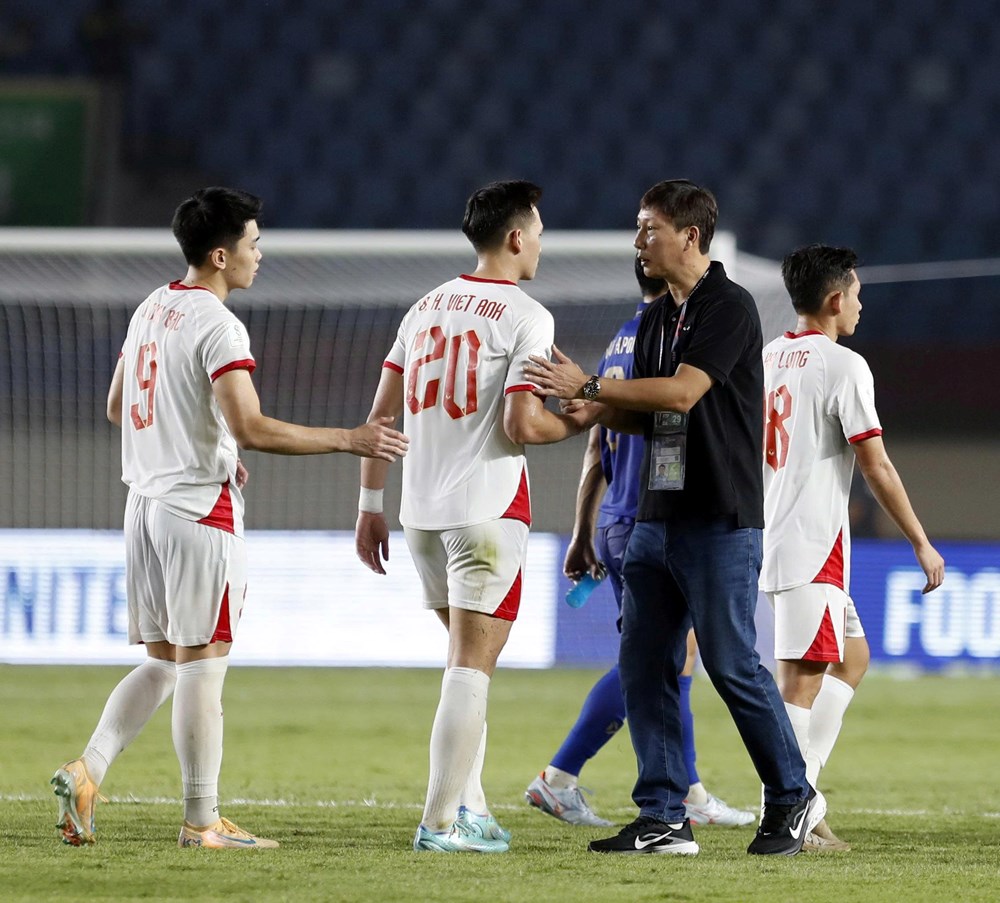 Thua Thái Lan, HLV Kim Sang-sik tiếc vì không có Xuân Son trên sân - ảnh 2
