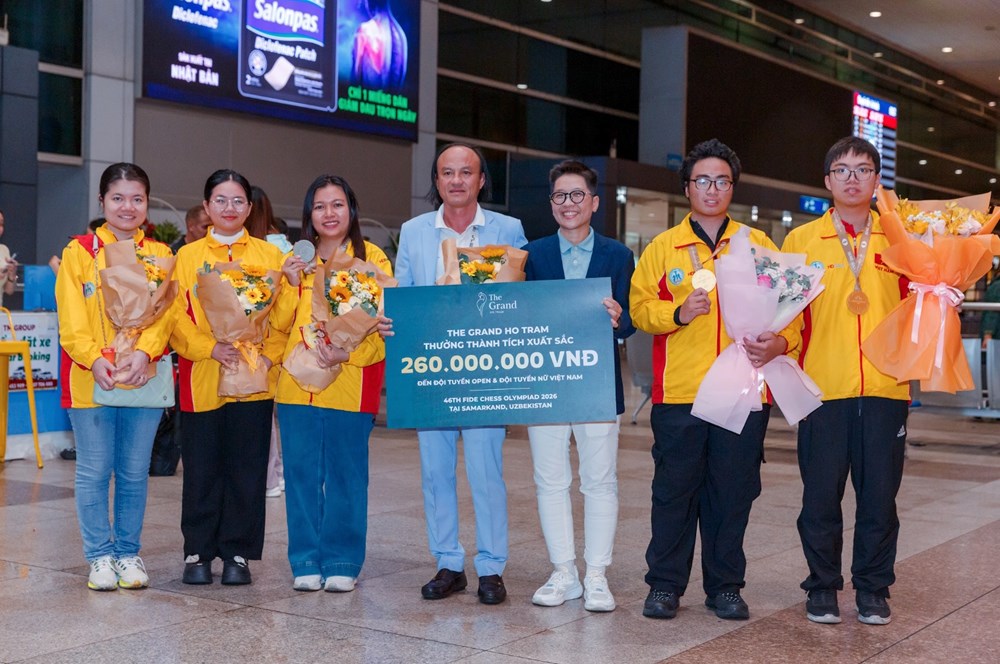 Tuyển cờ vua Việt Nam về nước sau hành trình đầy tự hào tại Olympiad 2026 - ảnh 2