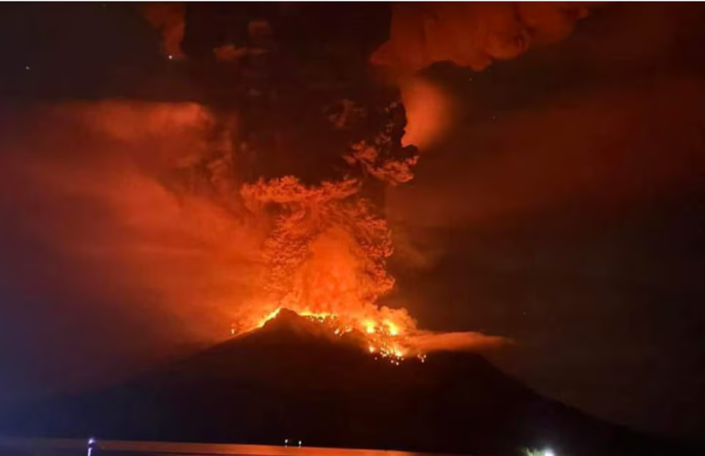 Indonesia sơ tán hàng nghìn người và cảnh báo sóng thần vì núi lửa phun trào - ảnh 1