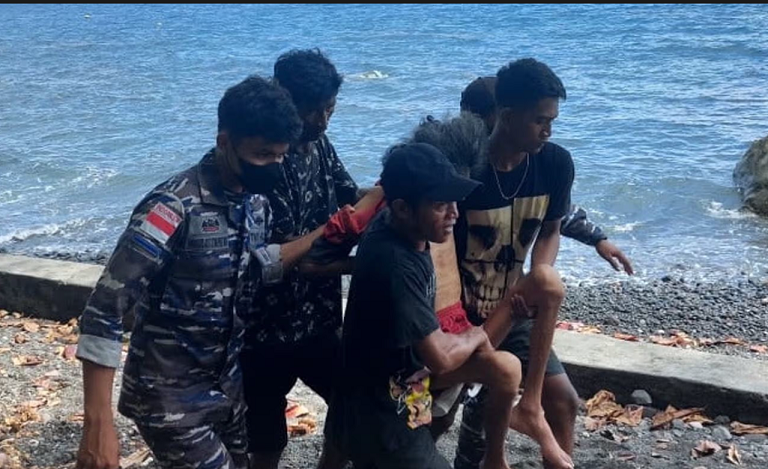 Indonesia sơ tán hàng nghìn người và cảnh báo sóng thần vì núi lửa phun trào - ảnh 2