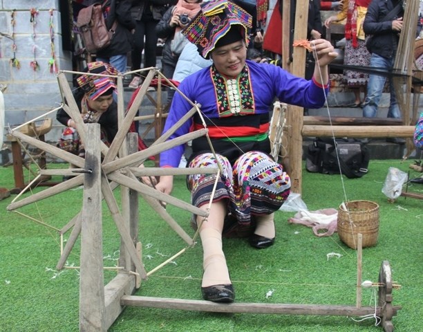 Độc đáo hoa văn trên trang phục dân tộc Lào - ảnh 1