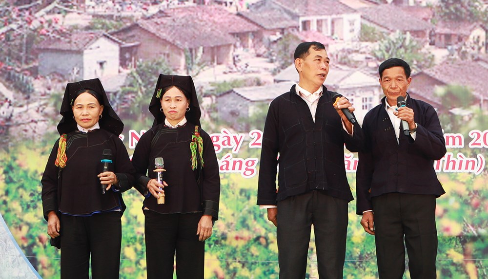 Níu chân du khách bằng điệu Sloong hao - ảnh 1
