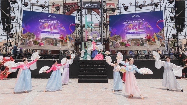 Biển người đổ về “Hàn Quốc thu nhỏ” K-Town trong ngày khai trương - ảnh 2