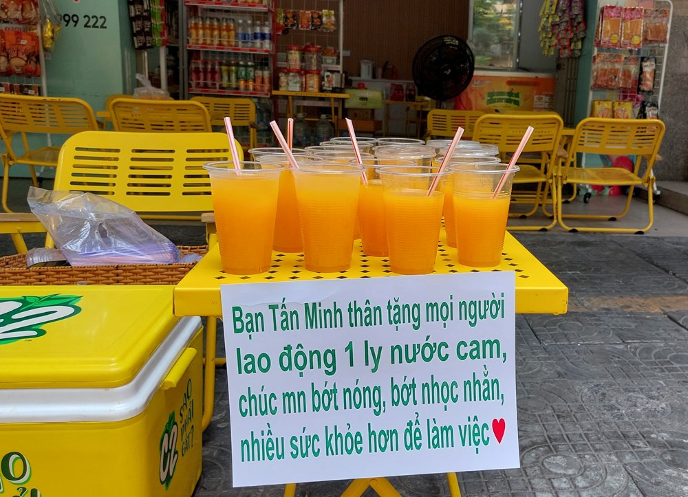 “Tặng cô, chú ly nước cam, xin đừng ngại!” - ảnh 1