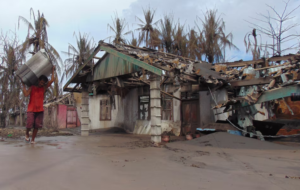 Indonesia di dời vĩnh viễn 10.000 dân khỏi khu vực núi lửa Ruang - ảnh 1
