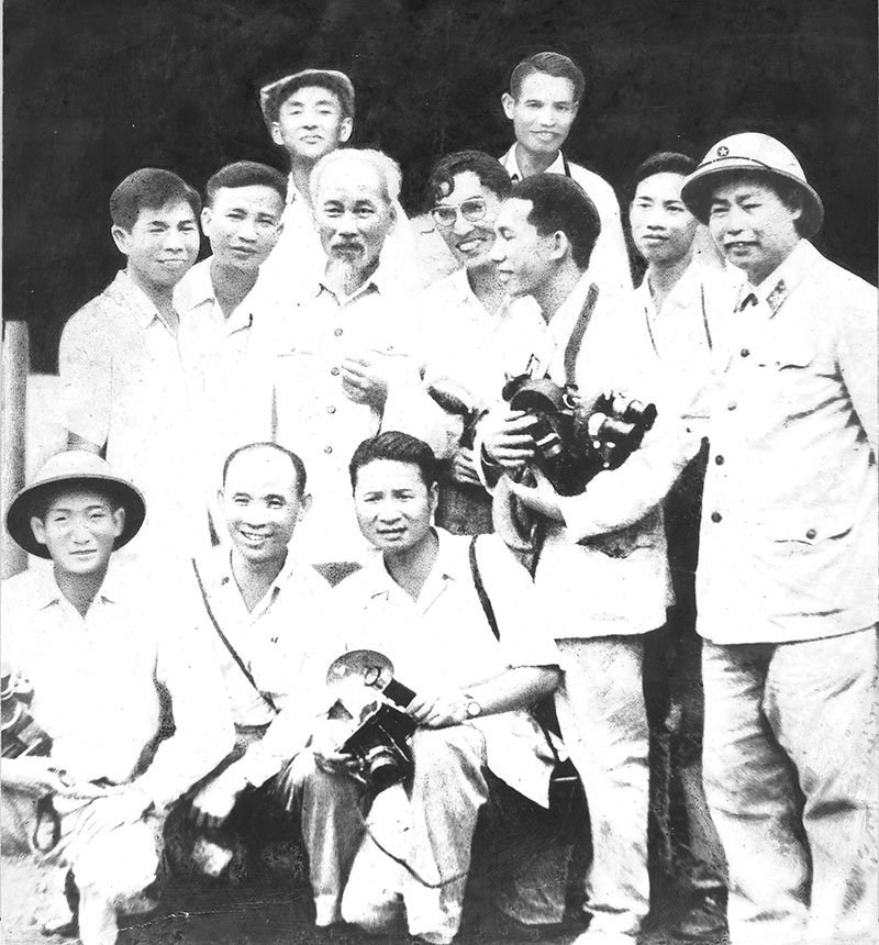 Học tập phong cách báo chí Hồ Chí Minh: Nghệ thuật đặt tít bài hấp dẫn - ảnh 4