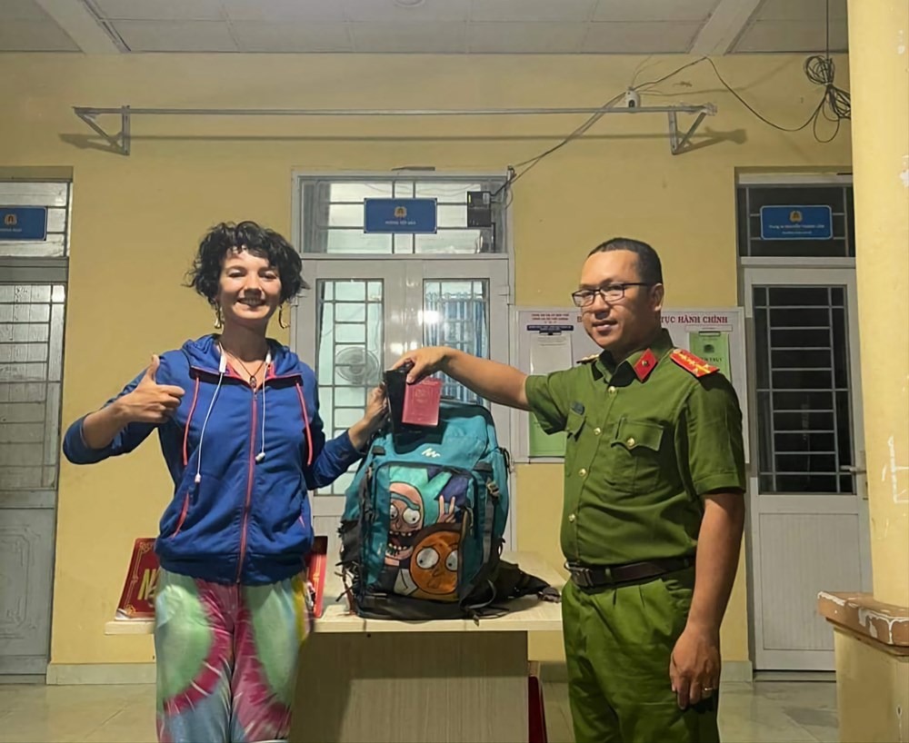 Nữ du khách người Nga xúc động khi nhận lại tài sản đánh rơi - ảnh 1