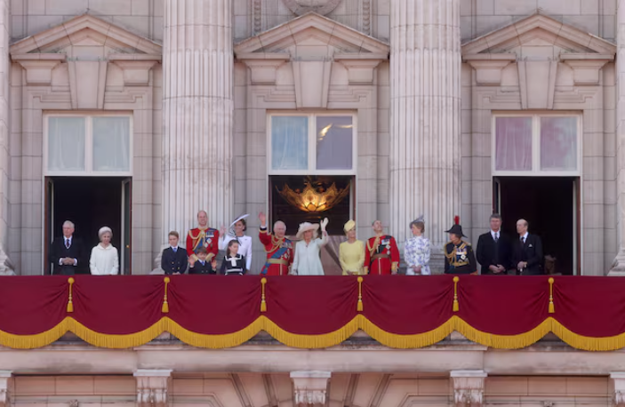 Anh mở cửa ban công nổi tiếng trong Cung điện Buckingham cho du khách tham quan - ảnh 1