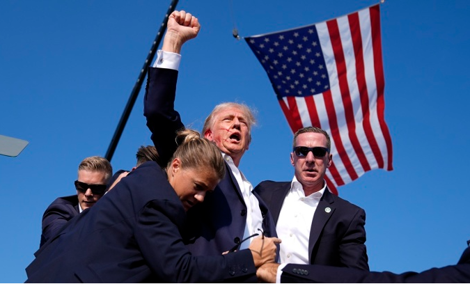 Cựu Tổng thống Donald Trump nhận được nhiều ủng hộ sau vụ ám sát hụt - ảnh 1