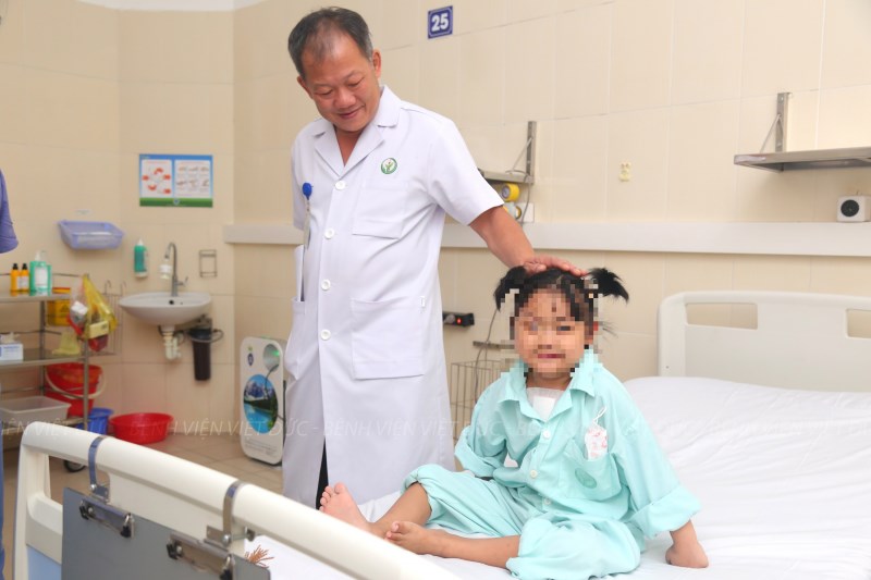 Hồi sinh sự sống diệu kỳ cho bé gái 7 tuổi bị suy tim giai đoạn cuối - ảnh 1