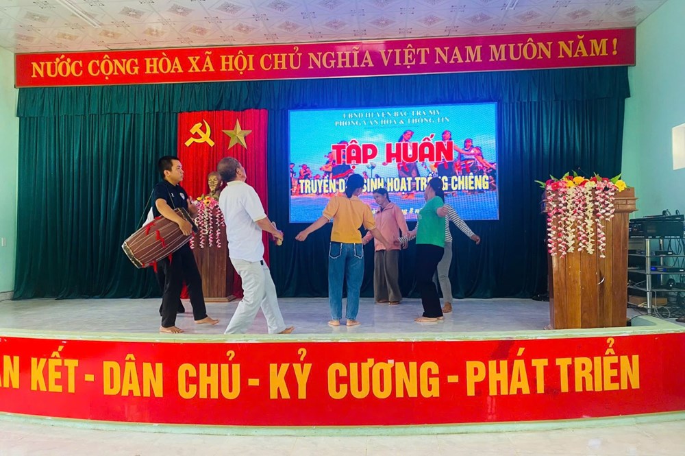 Truyền dạy sinh hoạt trống chiêng dân tộc Cor - ảnh 1