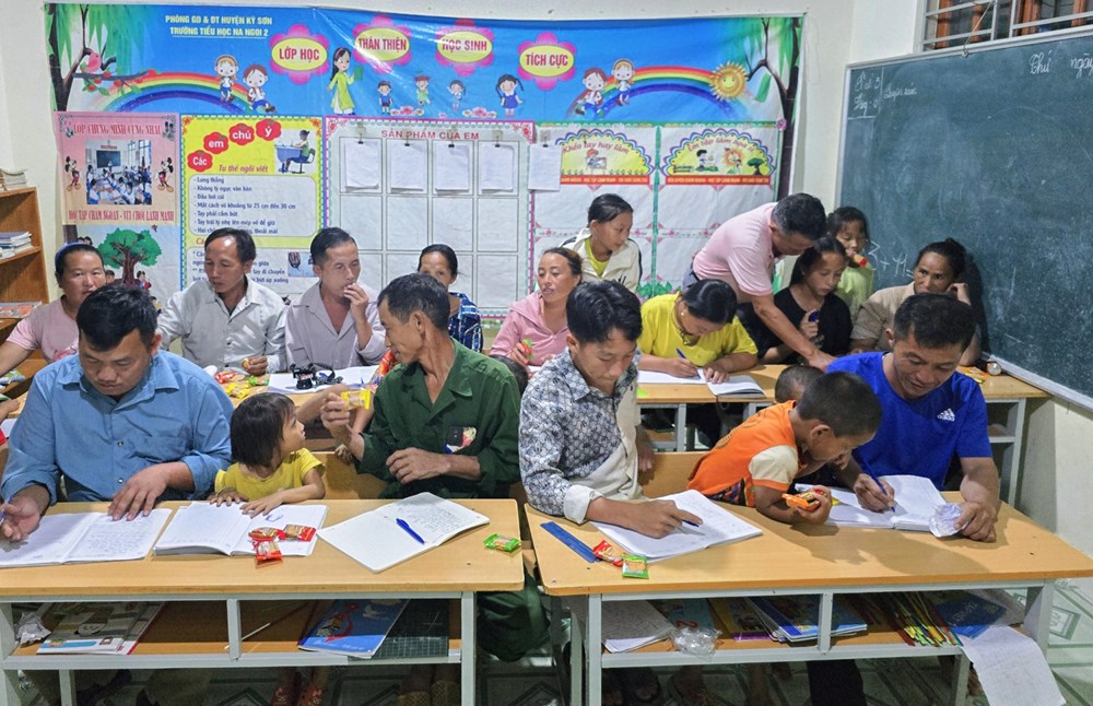 Lớp học xóa mù nơi biên viễn - ảnh 2