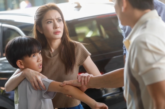 Tình yêu là nền tảng vững chắc trong mỗi gia đình, mang đến hạnh phúc và sự gắn kết cho các thành viên. Tuy nhiên, cuộc sống gia đình cũng không tránh khỏi những khó khăn và thử thách, đặc biệt 