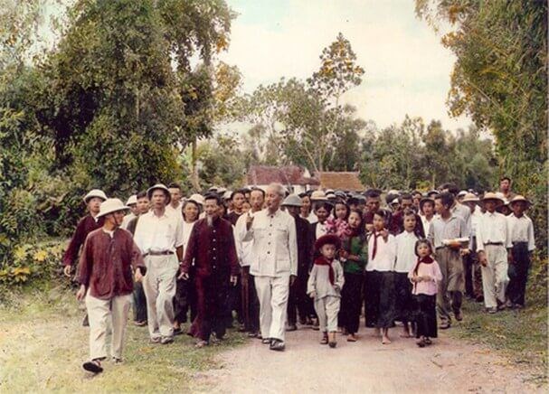 Xa nhà chốc mấy mươi niên... - ảnh 1