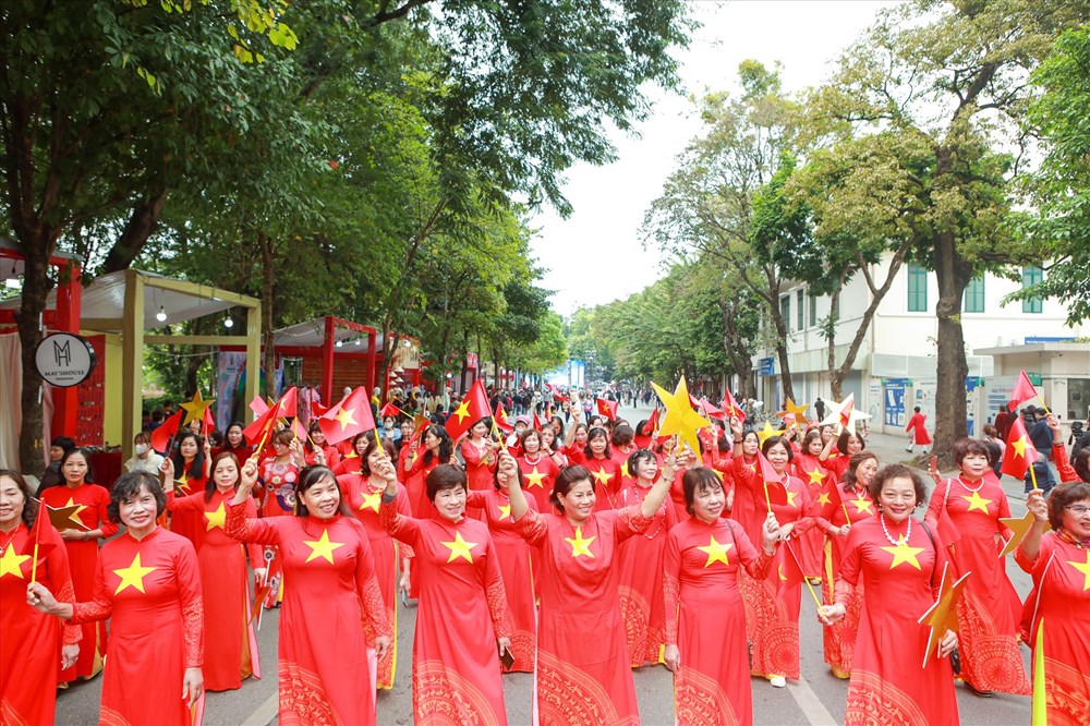 Hàng nghìn phụ nữ Thủ đô tham gia đồng diễn dân vũ và Carnaval Áo dài - ảnh 1