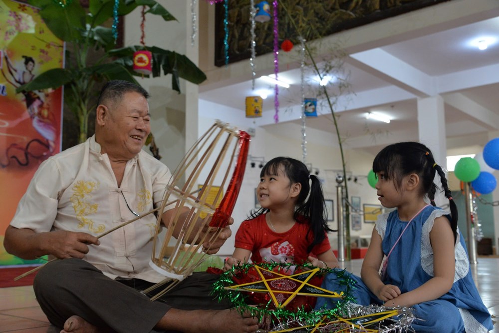 Học sinh trải nghiệm làm lồng đèn truyền thống cùng nghệ nhân - ảnh 1