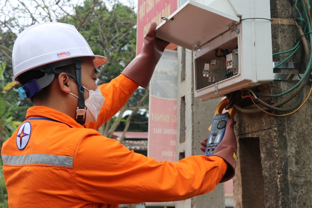 Áp lực đến từ giá điện tăng - ảnh 1