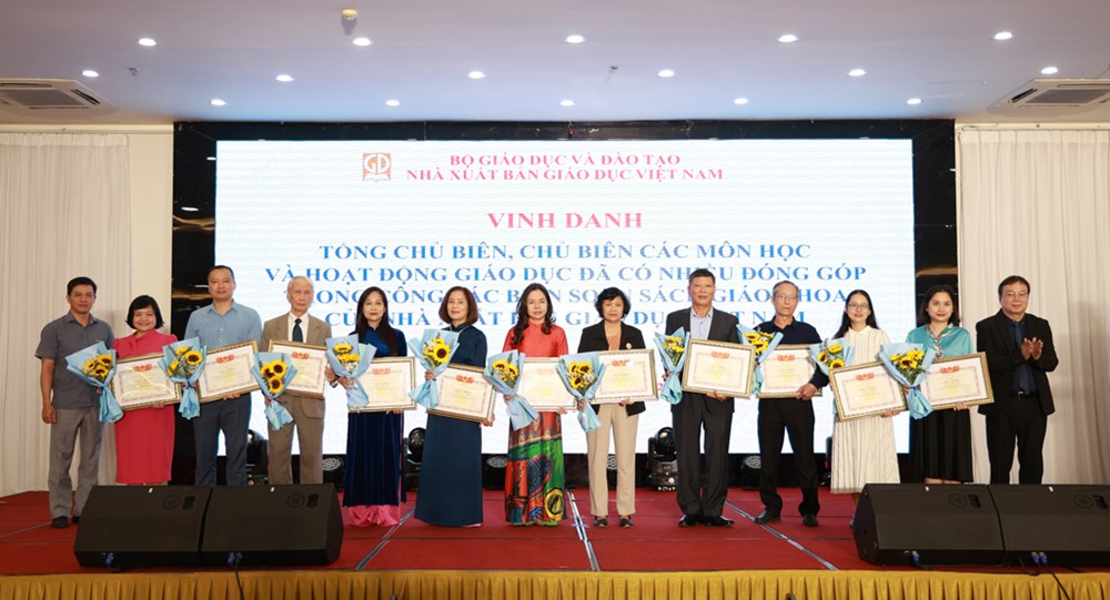 Cống hiến thầm lặng vì tương lai của các thế hệ học sinh - ảnh 1