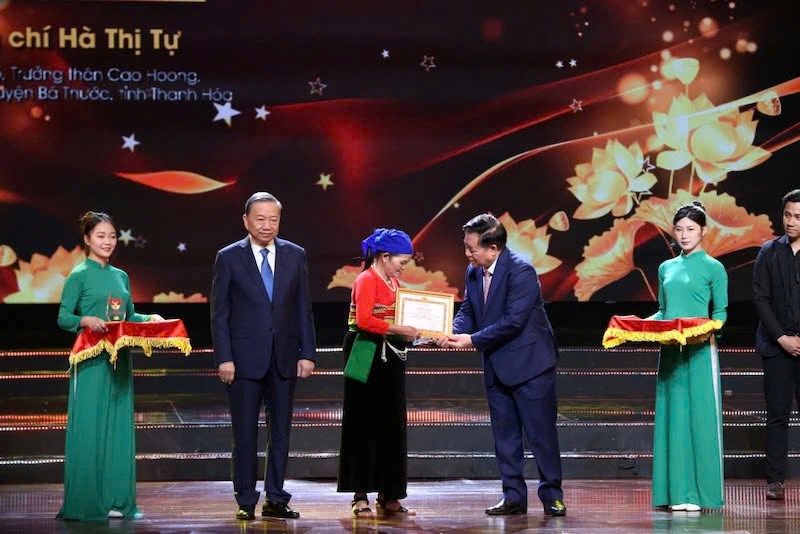 Người phụ nữ Mường và hành trình “thắp sáng” bản làng - ảnh 1