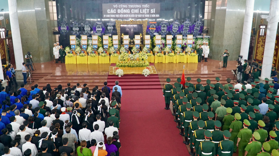 Tiễn đưa 12 liệt sĩ hy sinh trong diễn tập về với đất mẹ - ảnh 1
